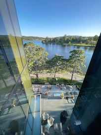 Vacker utsikt från 4 våningen ut över vattnet och uteserveringen.