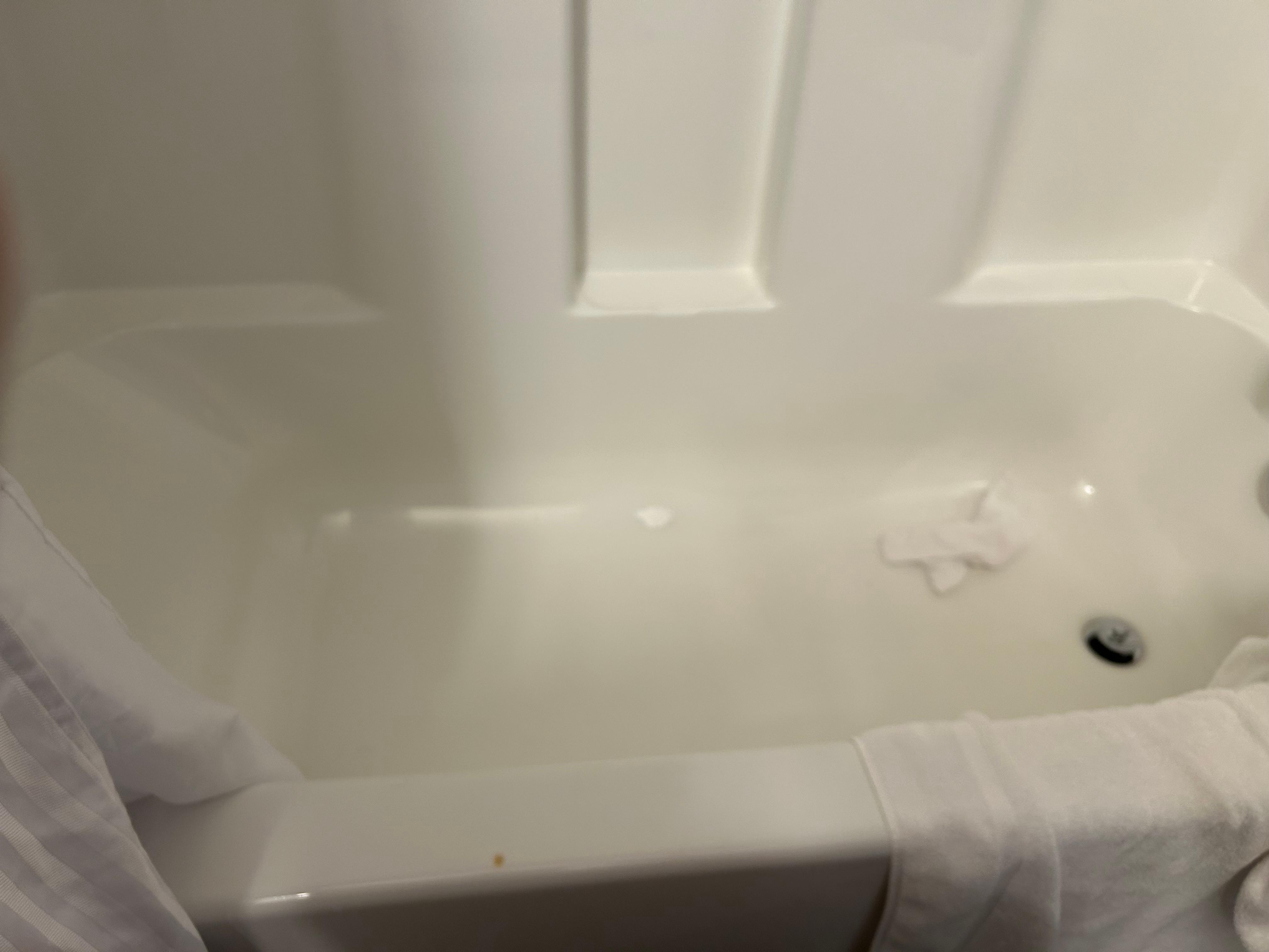 Réparation fait avec un compound et brûlure jaune sur le bord du bain