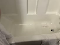 Réparation fait avec un compound et brûlure jaune sur le bord du bain