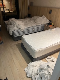 L’états de la chambre en rentrant à deux heures du matin, chambre pas faite et ménage superficiel chaque jours.