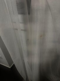 Las cortinas con manchas y sucias