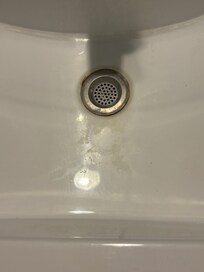 État du lavabo à notre arrivée
Photo que nous avons prise et partagée à notre arrivée avec Abritel et la propriétaire qui n’a pas contesté