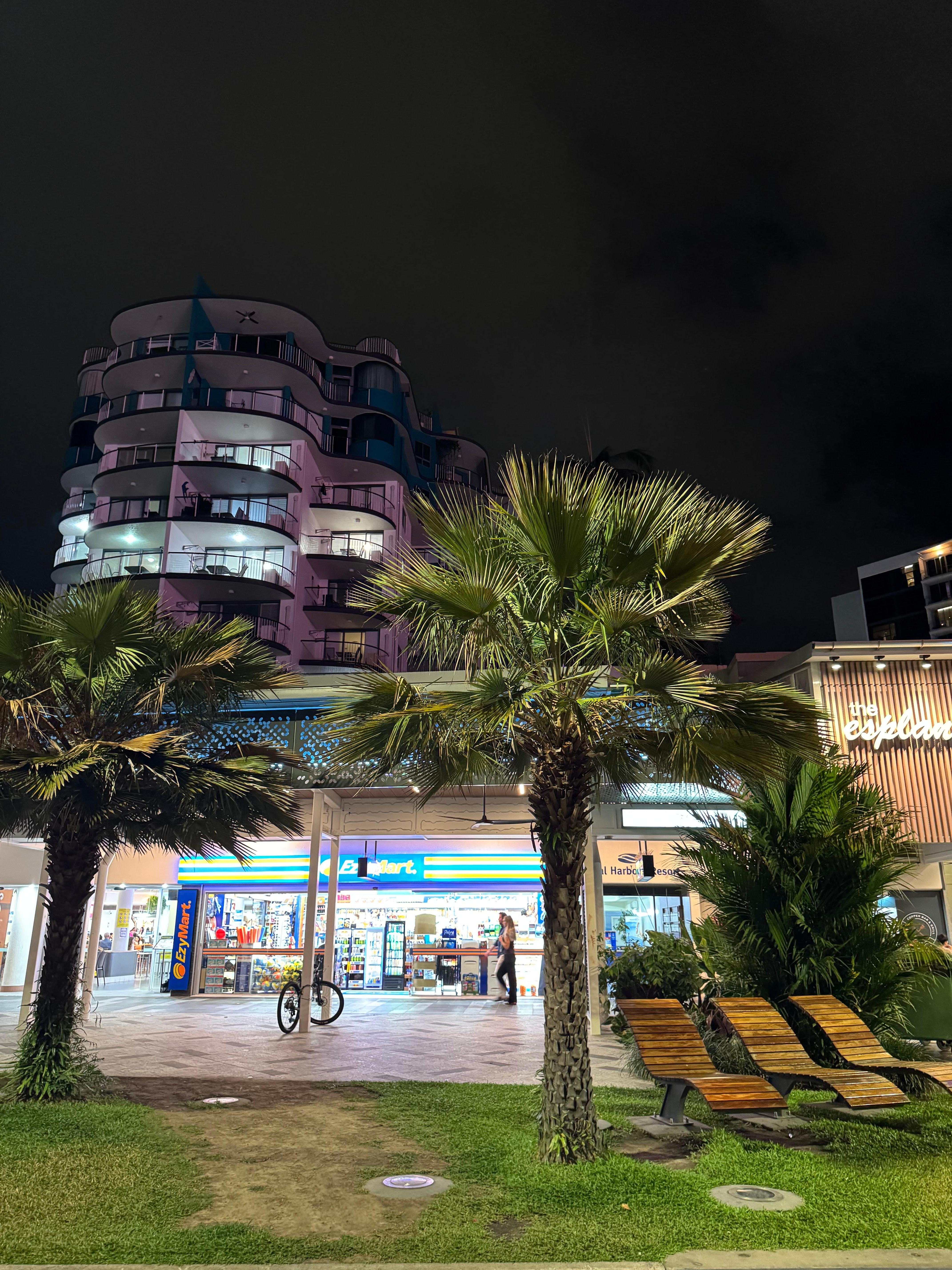 上に見え るのがホテル。