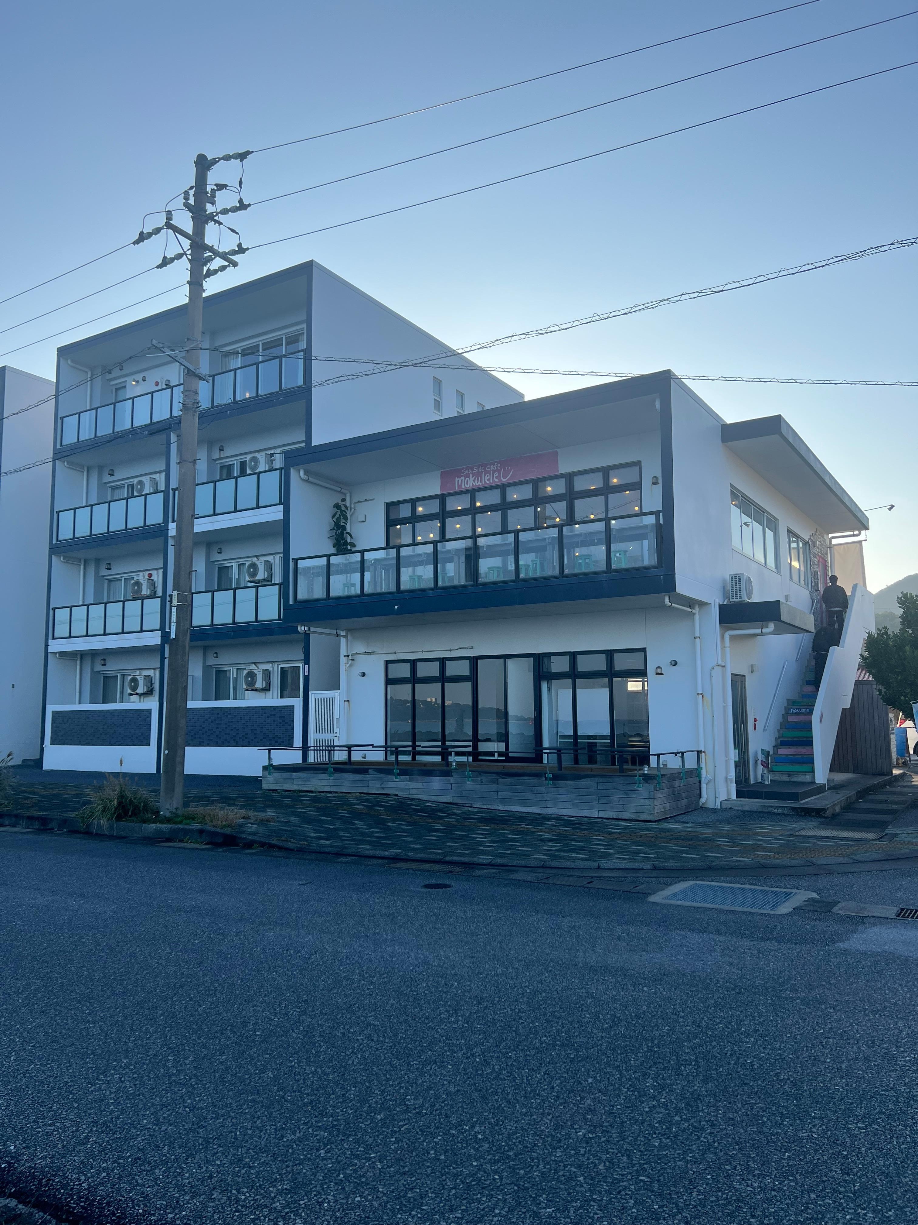 外観と併設されているカフェ