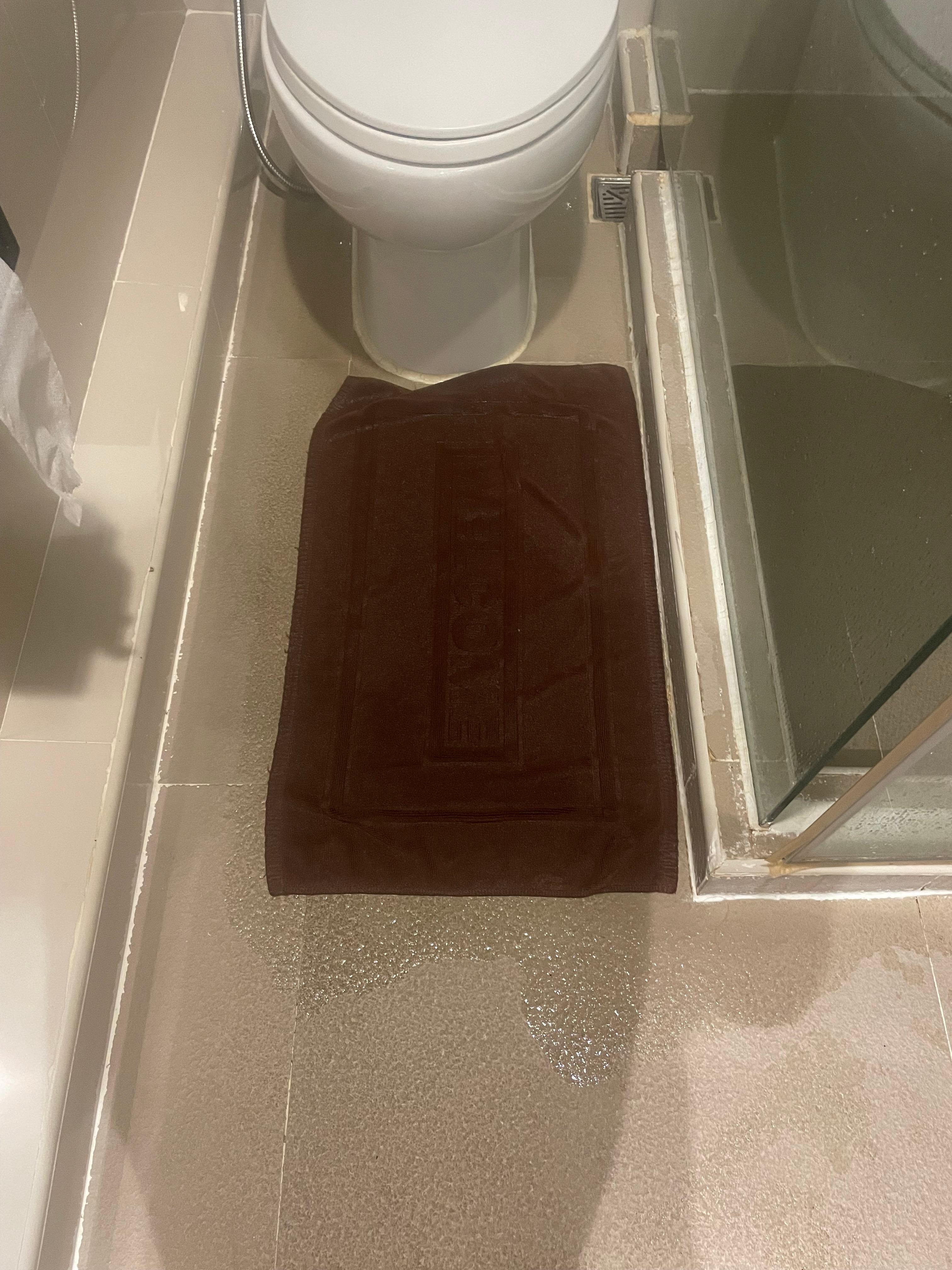 El baño se inundaba cada vez que me duchaba