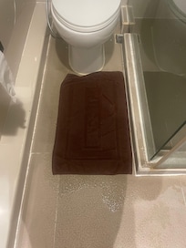 El baño se inundaba cada vez que me duchaba