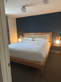 King bedroom 1