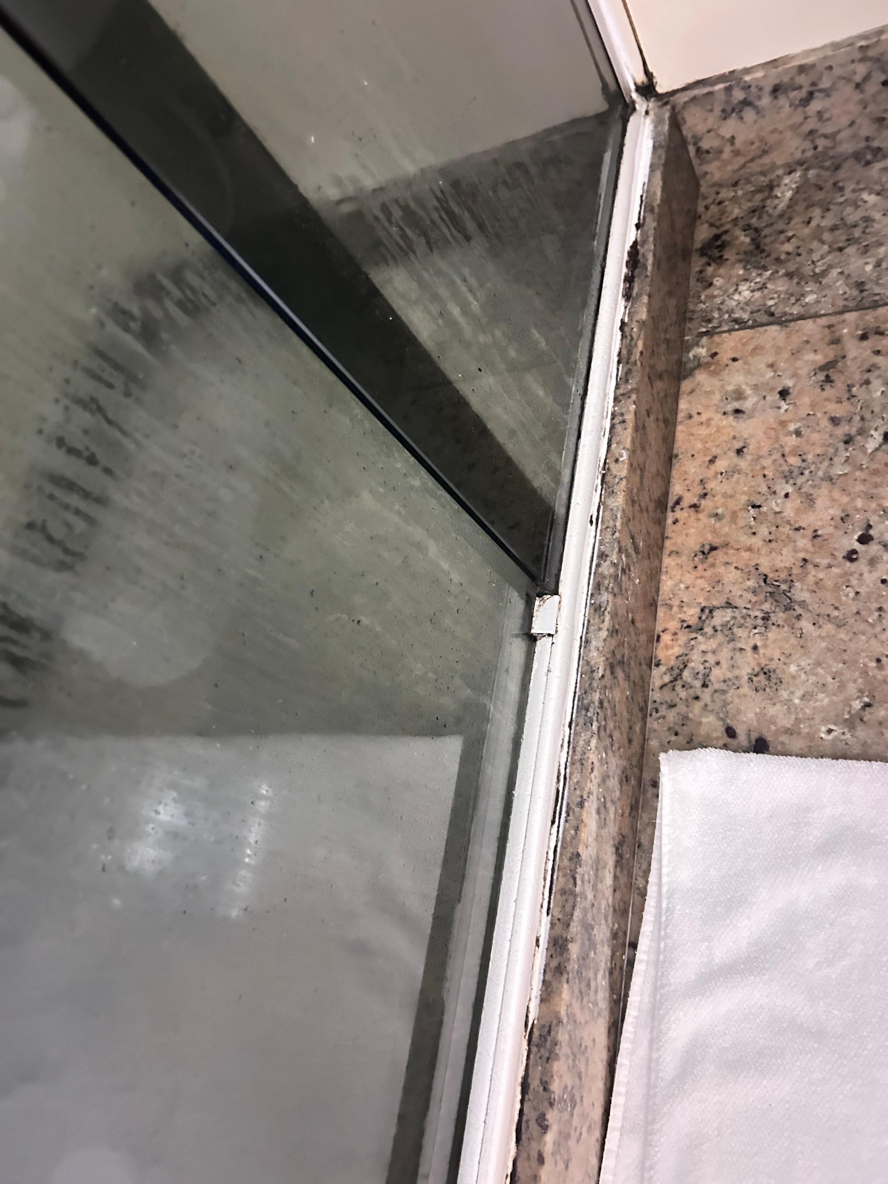 Baños con muy poca limpieza necesitan remodelación.