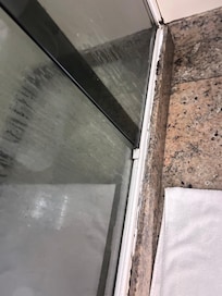 Baños con muy poca limpieza necesitan remodelación.