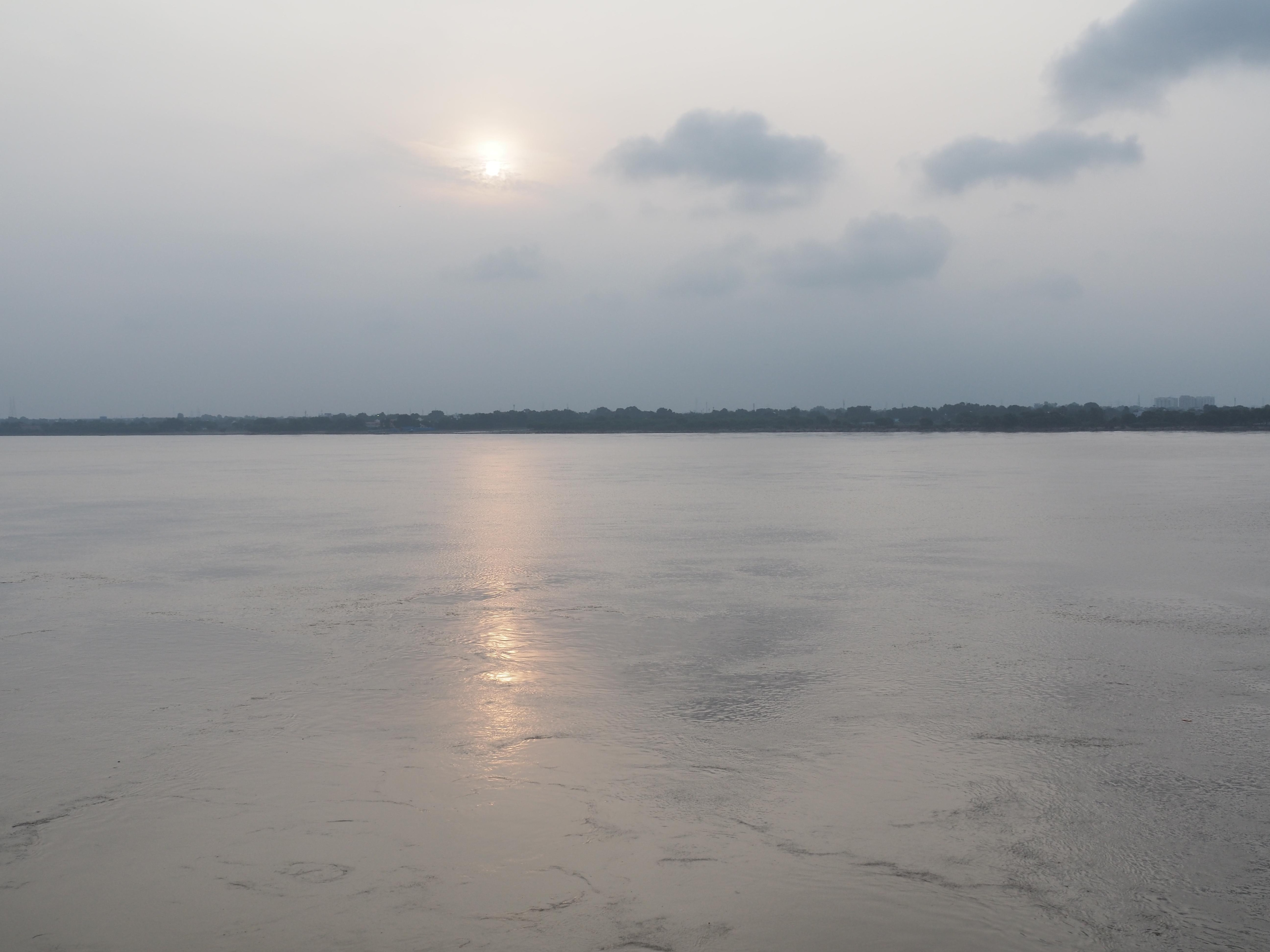 部屋から、ガンジス川の日の出が見えます。