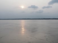 部屋から、ガンジス川の日の出が見えます。