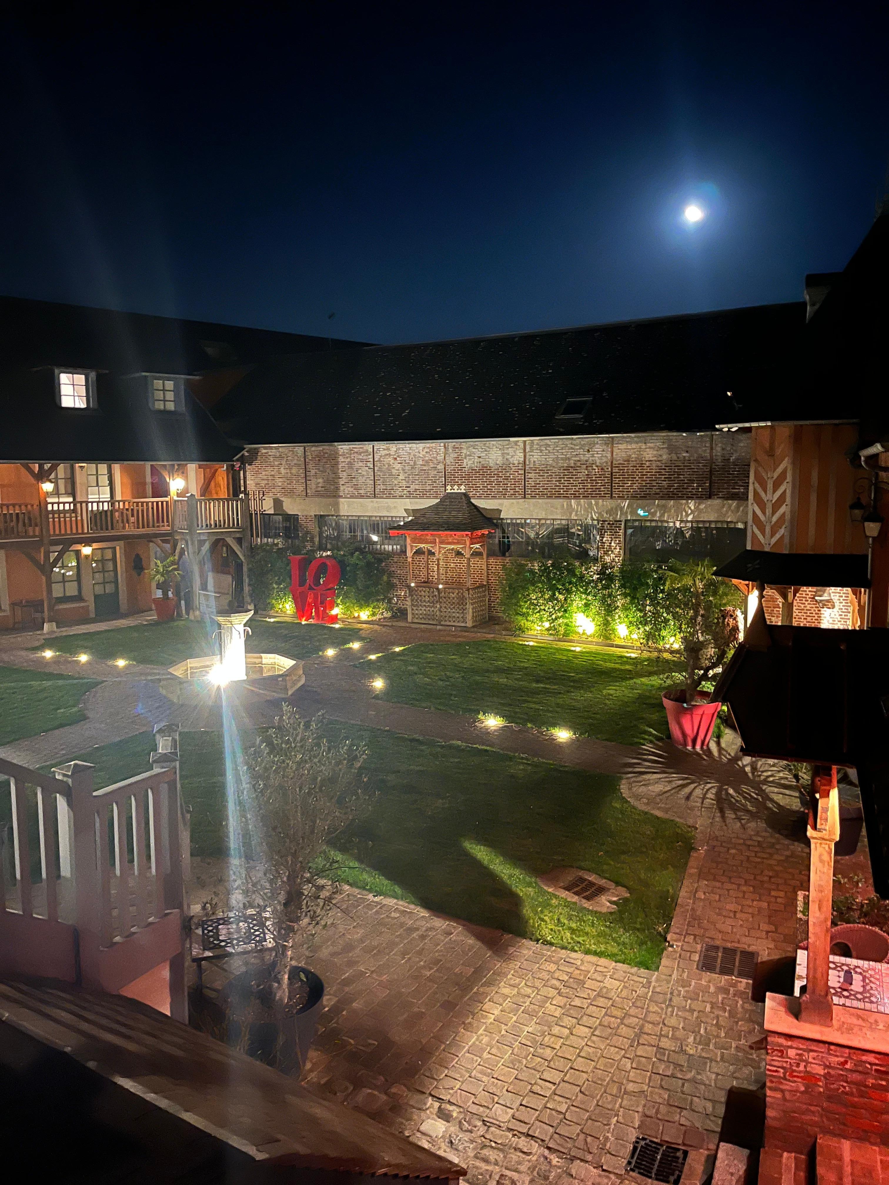 Extérieur à la nuit tombée 