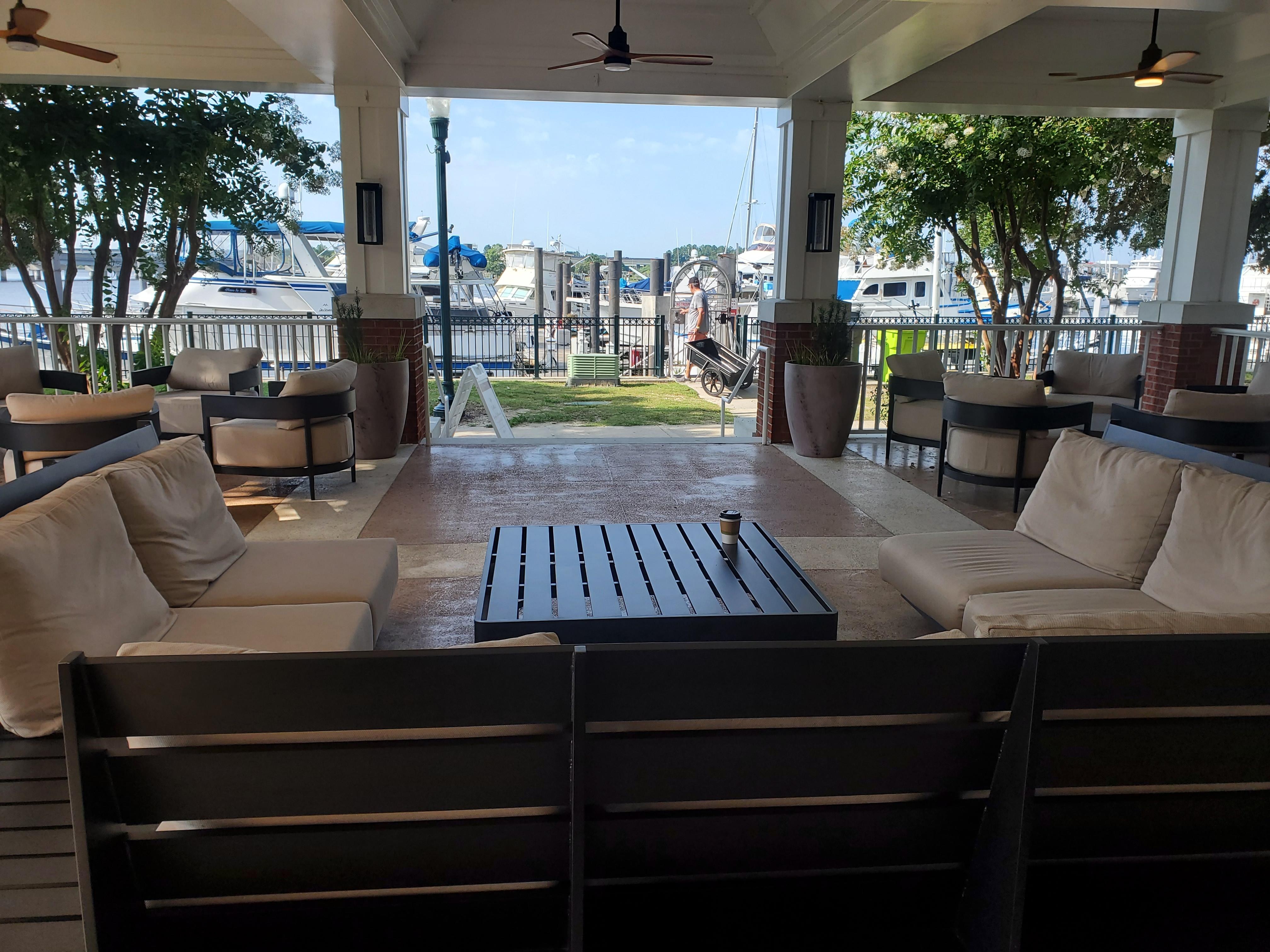 Outdoor restaurants iew of the hotel