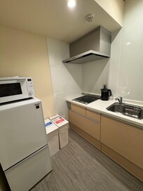 ミニキッチンと冷蔵庫
冷蔵庫は空です