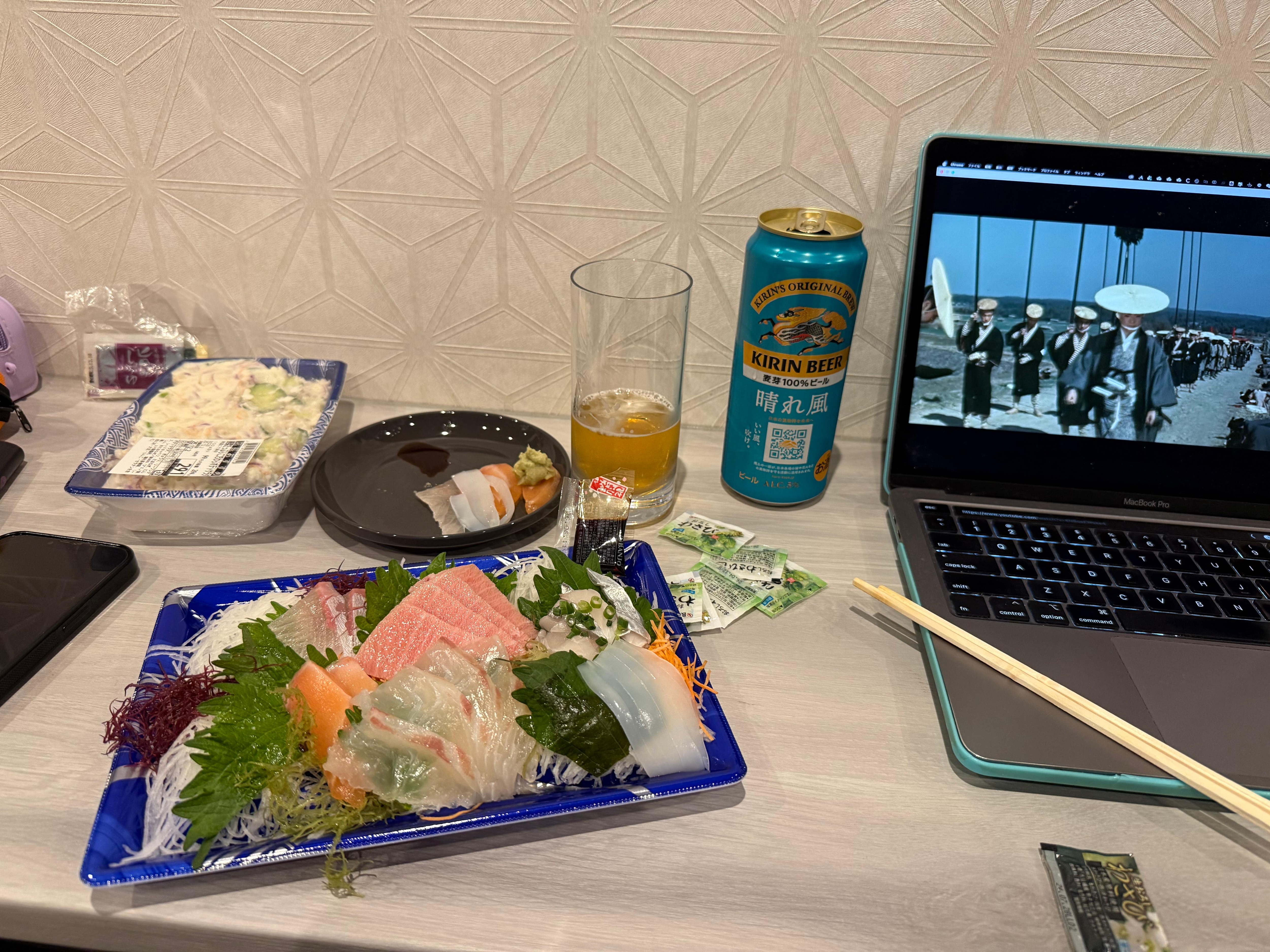 隣のスーパーで刺身購入