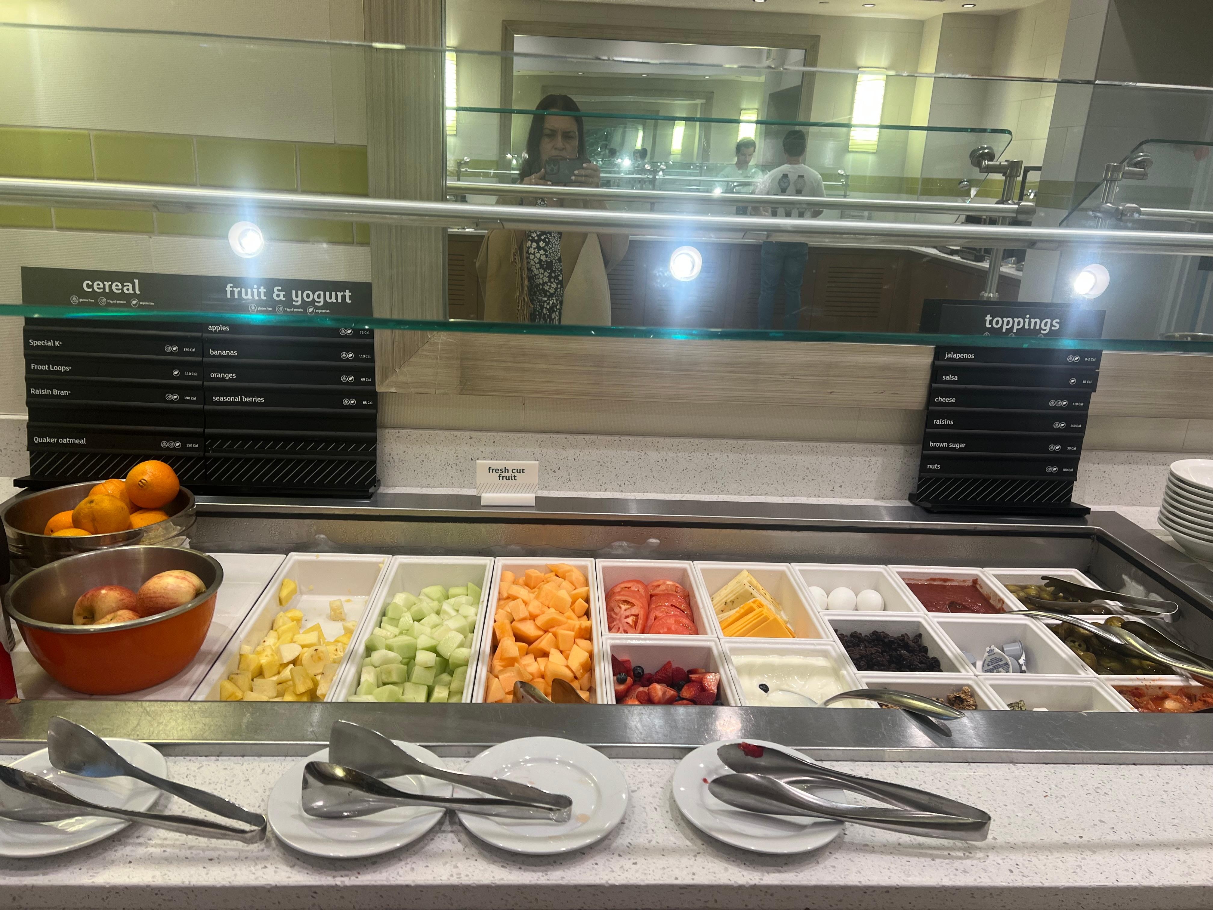 Barra de frutas en el bufete de desayuno