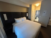 1 king suite - bed to bathroom