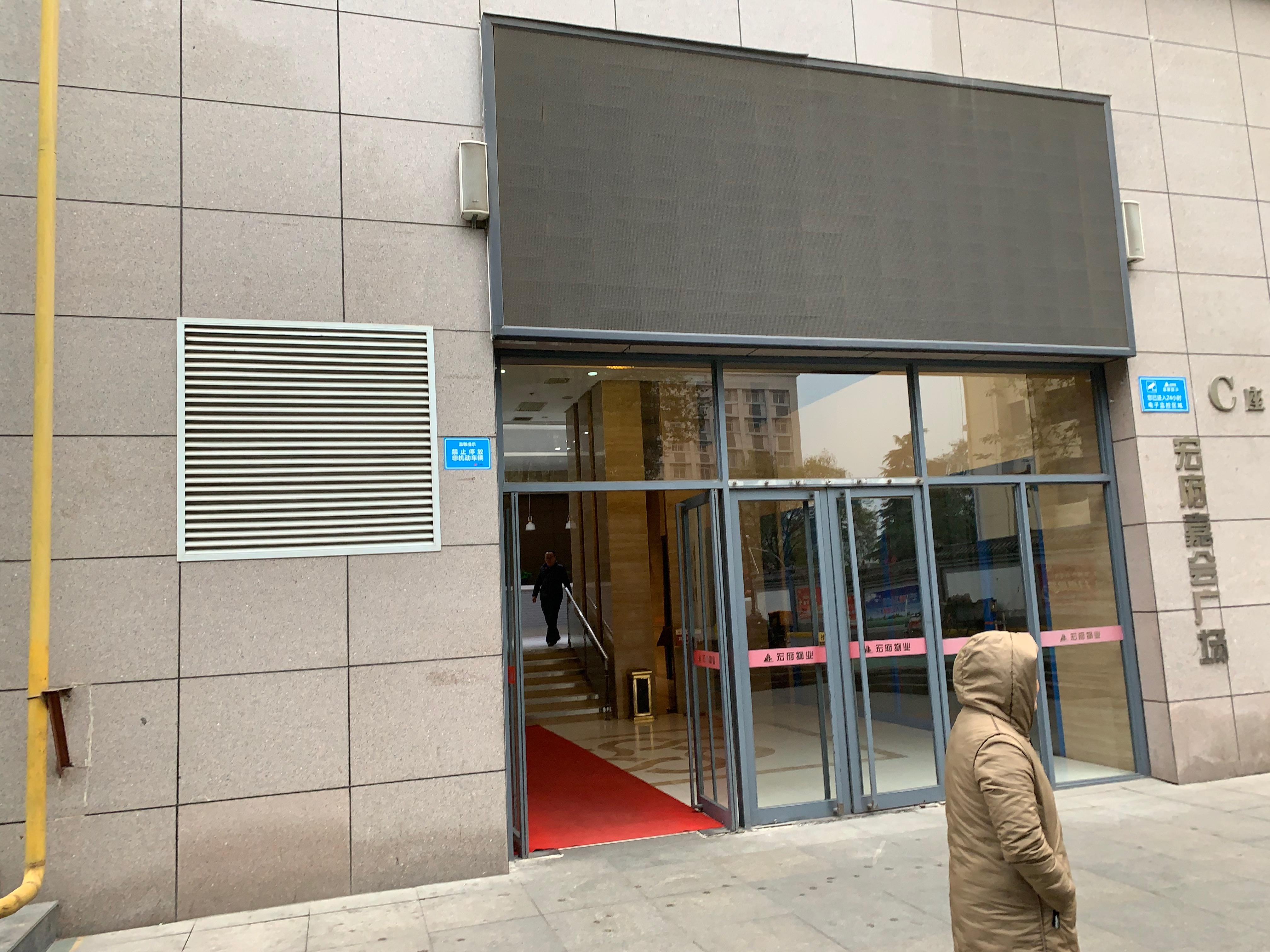 The elevators are through the door on the north side of the building, past the Starbucks and Pizza Hut. Go to the end of the building, take a left, and go past the department store entrance.