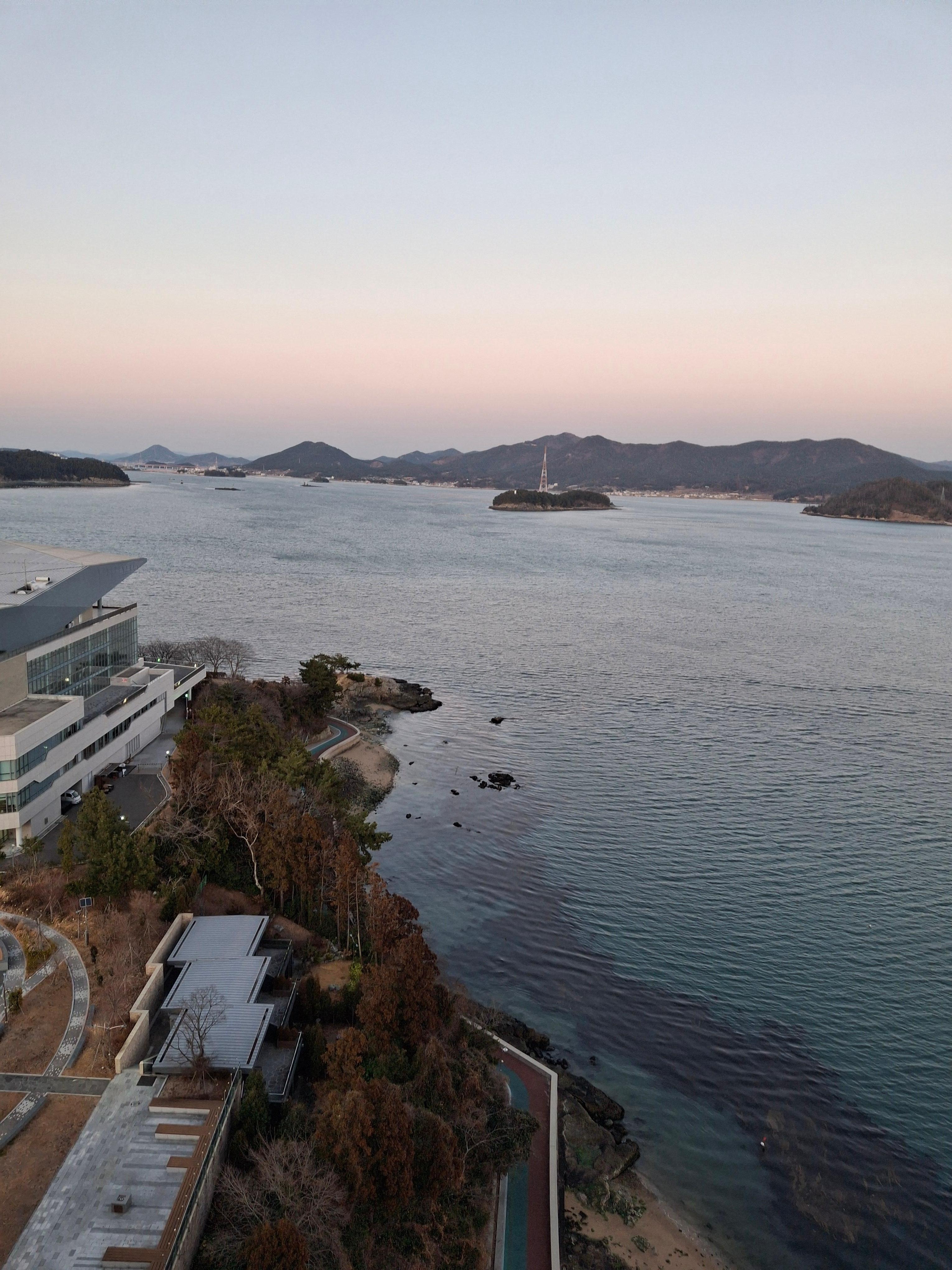 호텔 근처 산책길이 보이는 모습임.