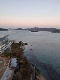 호텔 근처 산책길이 보이는 모습임.