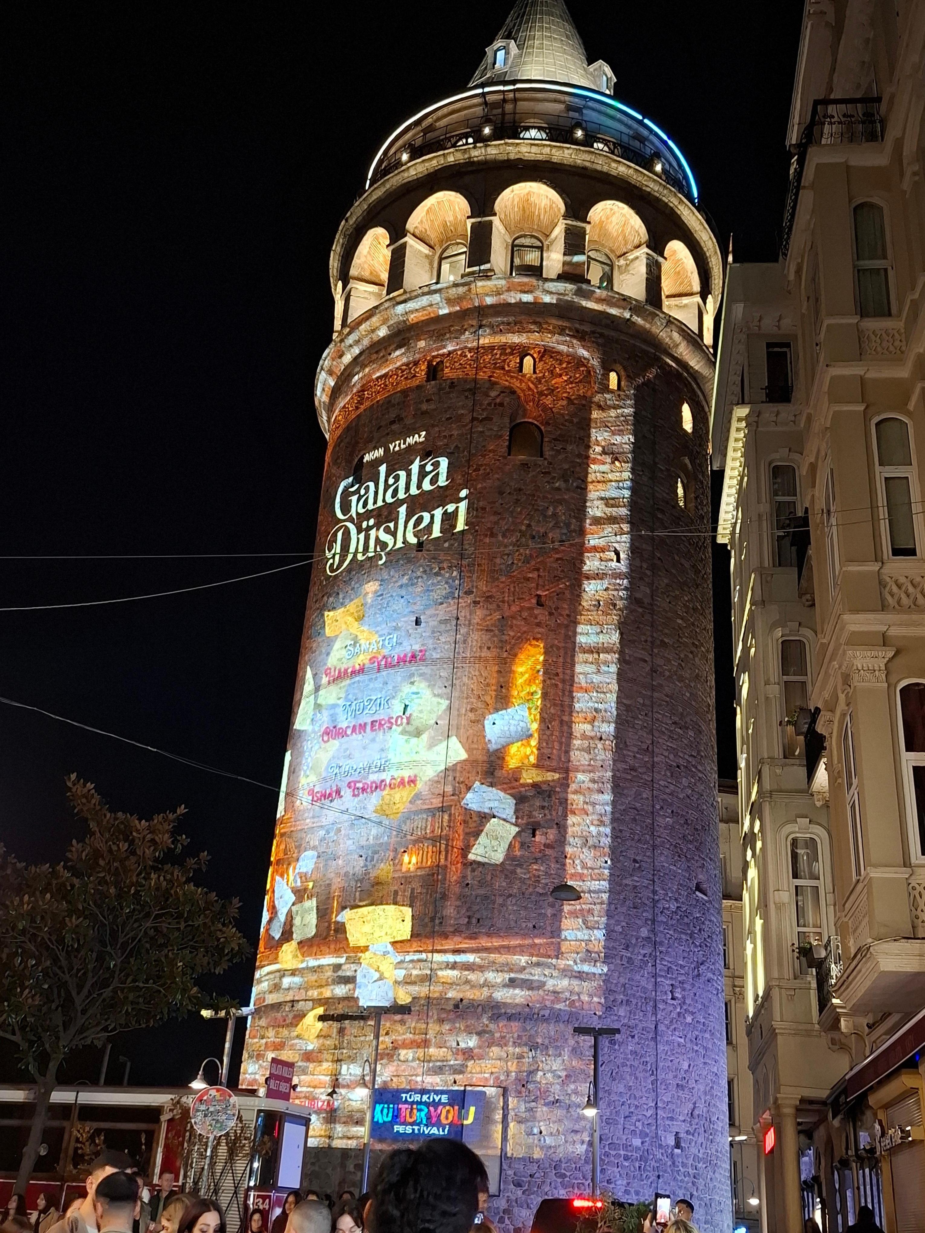 Torre Galata por la noche.