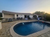 Superbe maison tres accueillante avec belle piscine chauffée ,une superbe vue sur la mer et sur la montagne !!
Accueil chaleureuse de la propriétaire Mme Mattei !