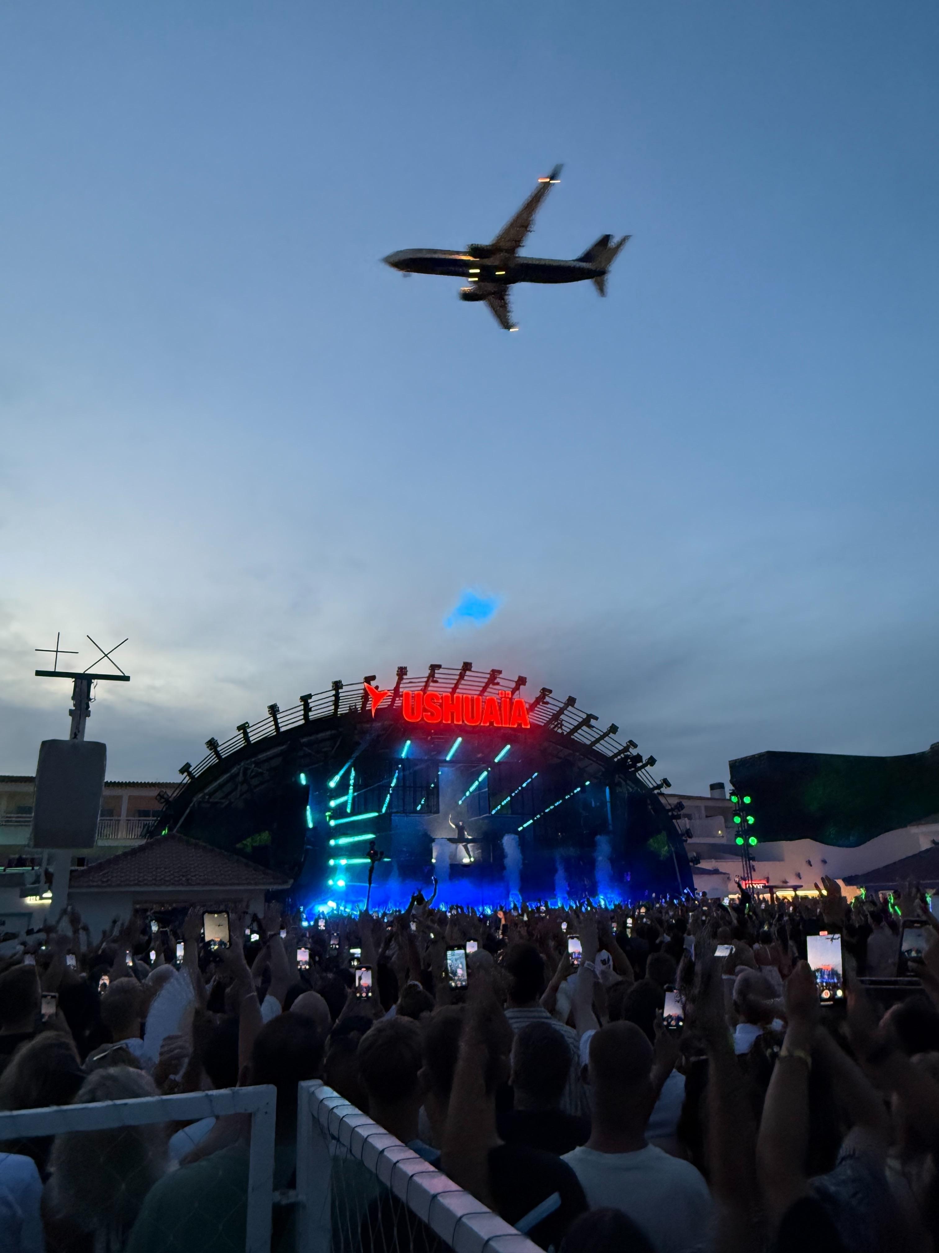 10分ごとに飛行機が飛んできて、会場は大盛り上がり