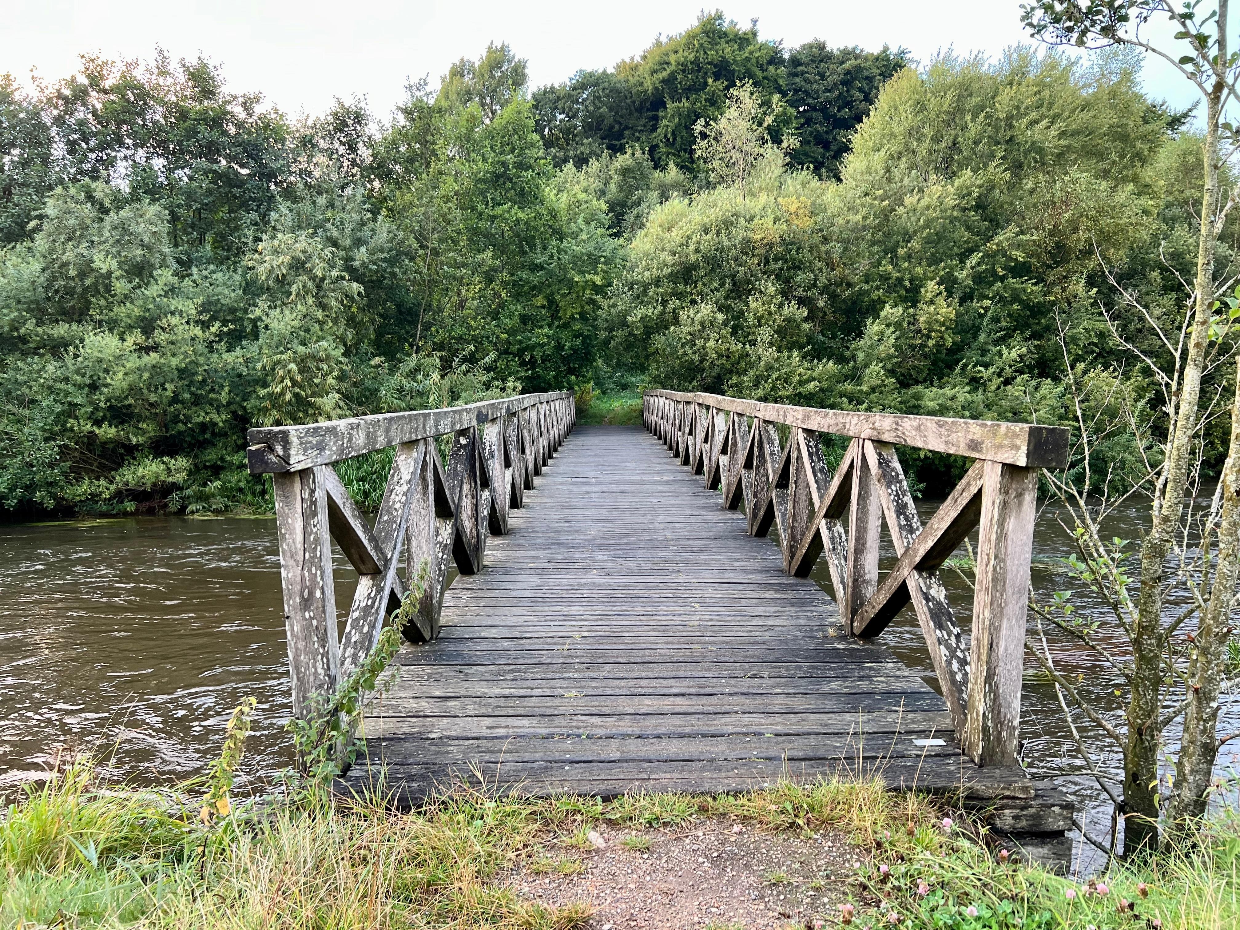Stemmeværket. Køretur på ca 3 km af en MEGET smal vej, men absolut turen værd. Der er skilt dertil fra p-pladsen ved hytterne. 