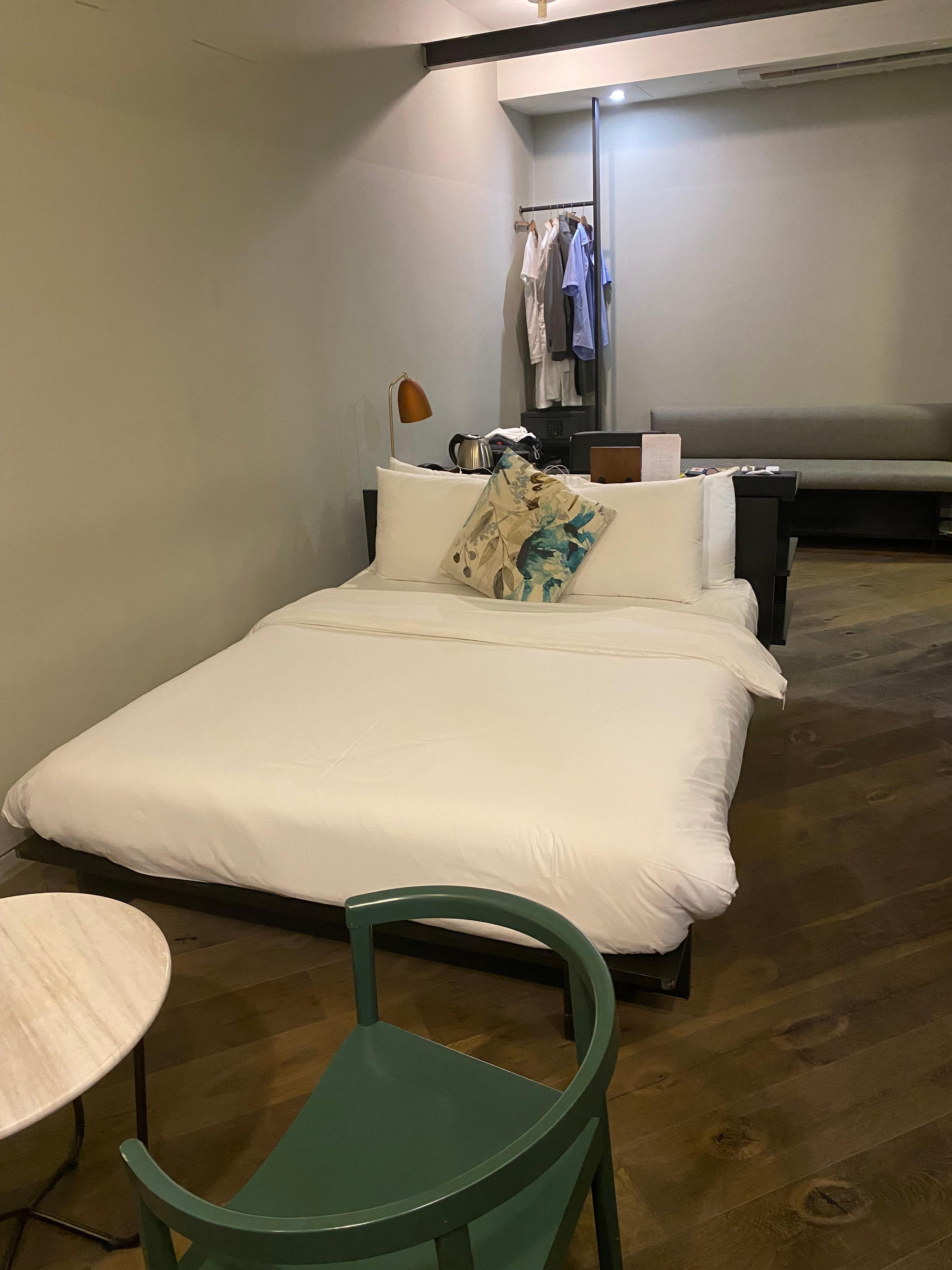 部屋は比較的広かった。