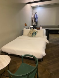 部屋は比較的広かった。