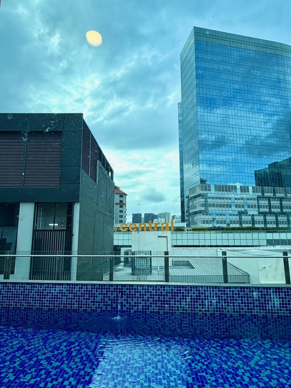 部屋の窓からの風景。プール越しにcentralが見える