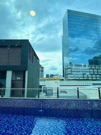 部屋の窓からの風景。プール越しにcentralが見える