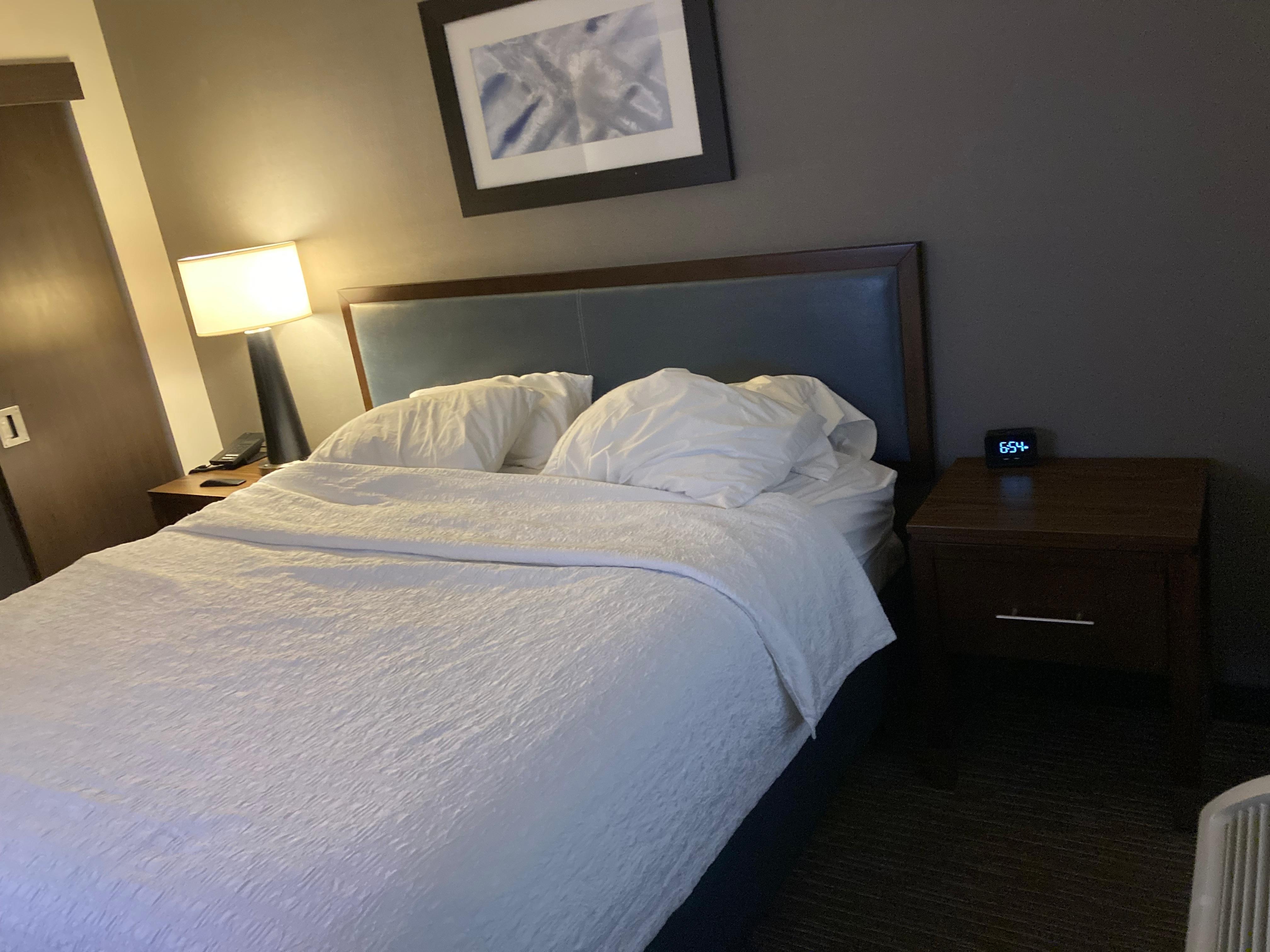 Only 1 light in the bedroom. 