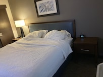 Only 1 light in the bedroom.