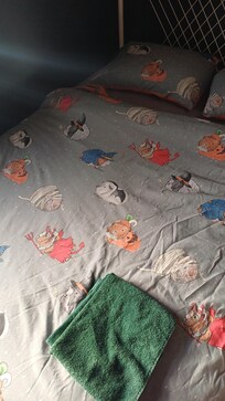 The bedding and towels provided