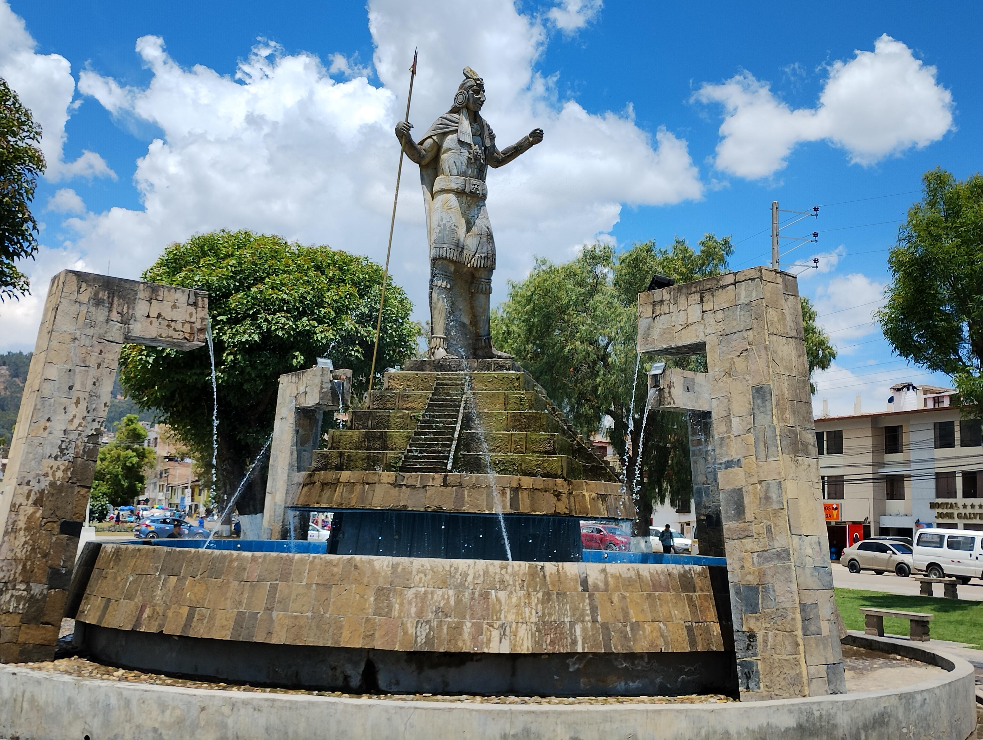 Monumento en plaza armas Baños del Inca 