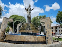 Monumento en plaza armas Baños del Inca
