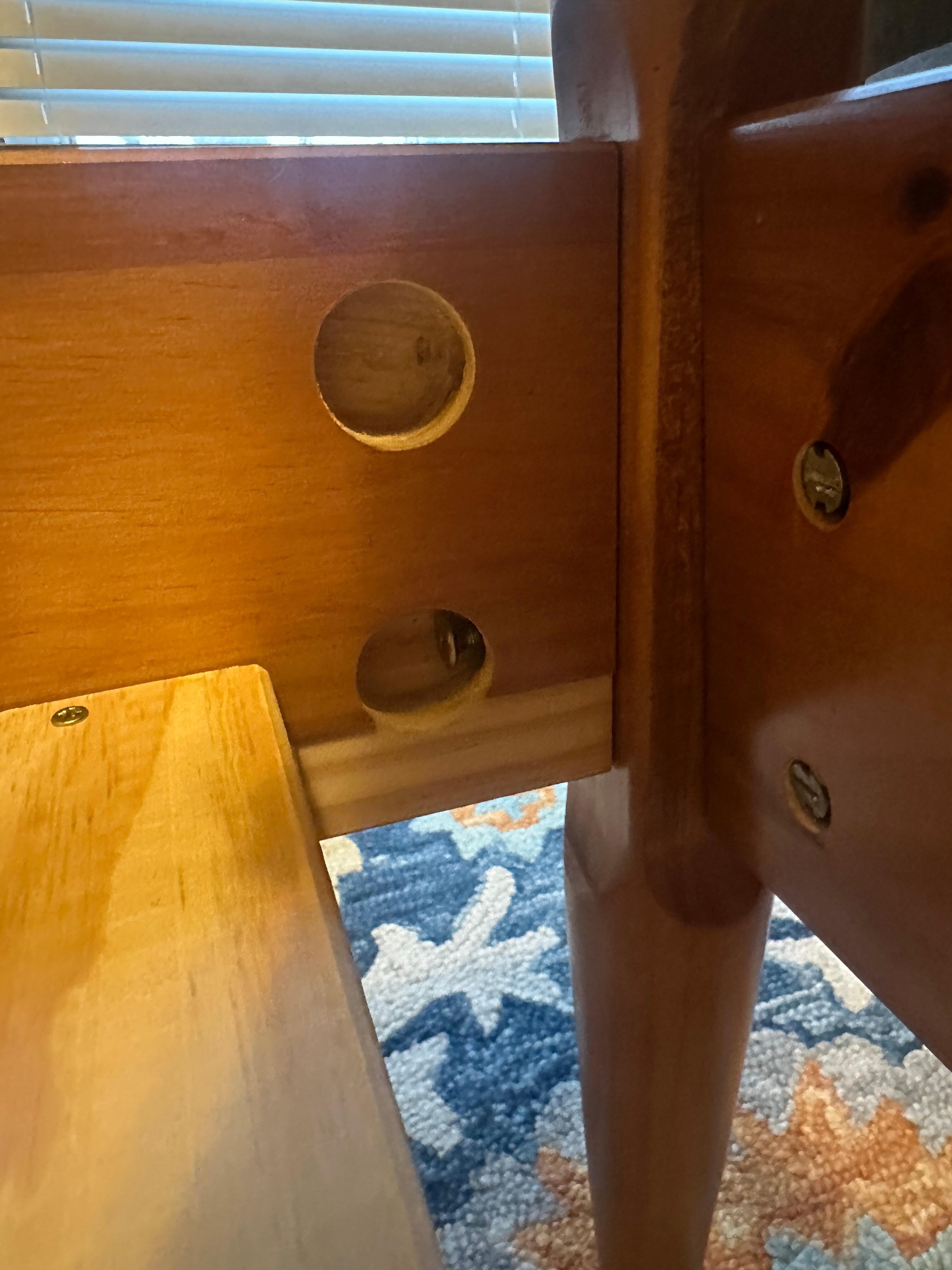 Bed corner with no locking piece for bolts