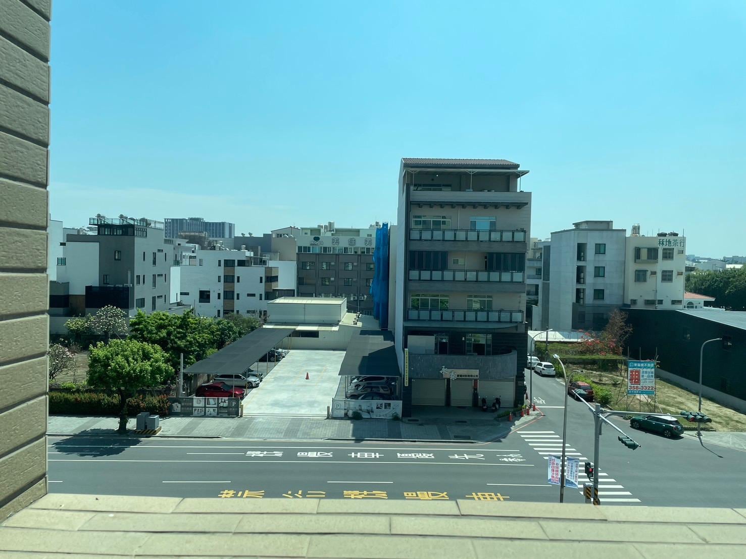 臨路窗景:對面是停車場