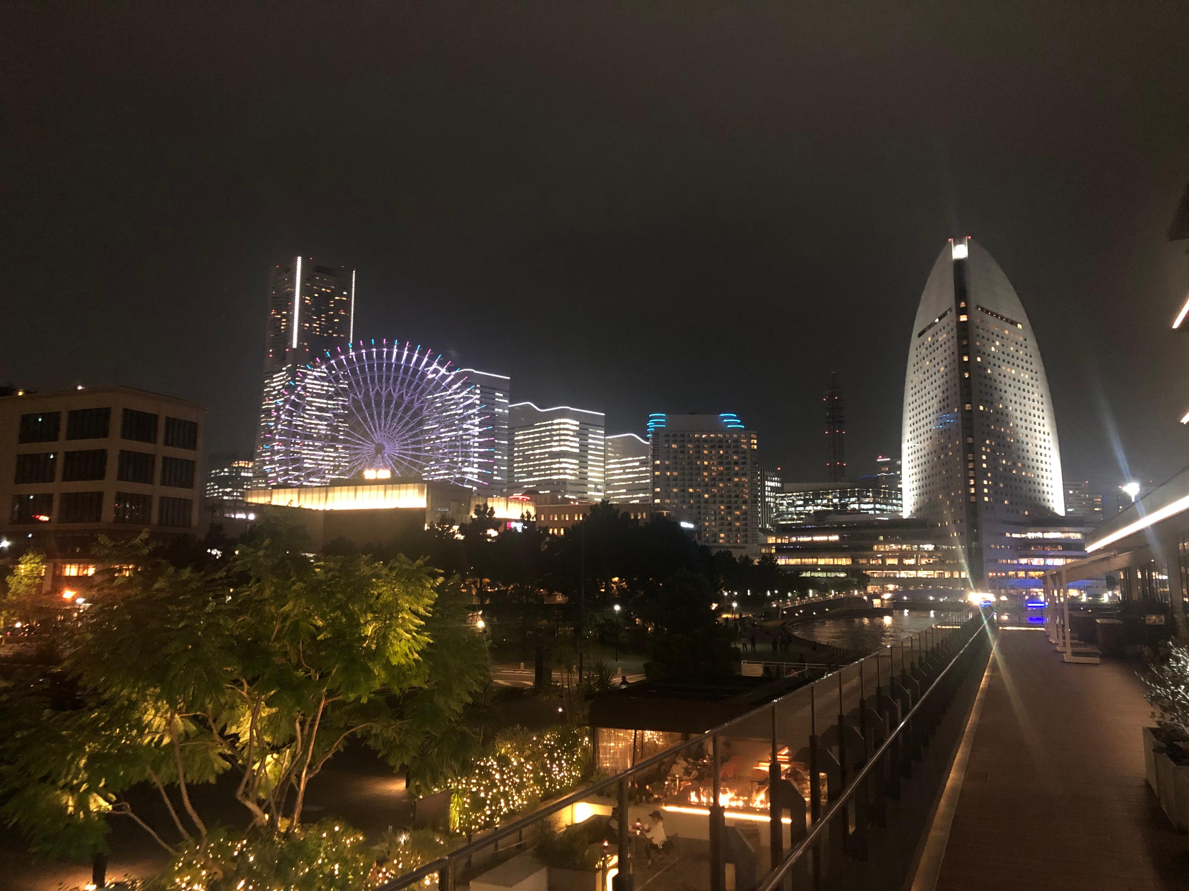 室内から見た夜景です