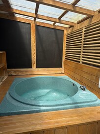 Private geothermal spa, room sleeps 3