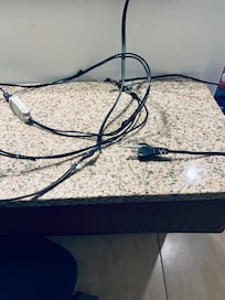 Gambiarra feita para ligar o ar..da parede até a tomada do banheiro que pegou fogo