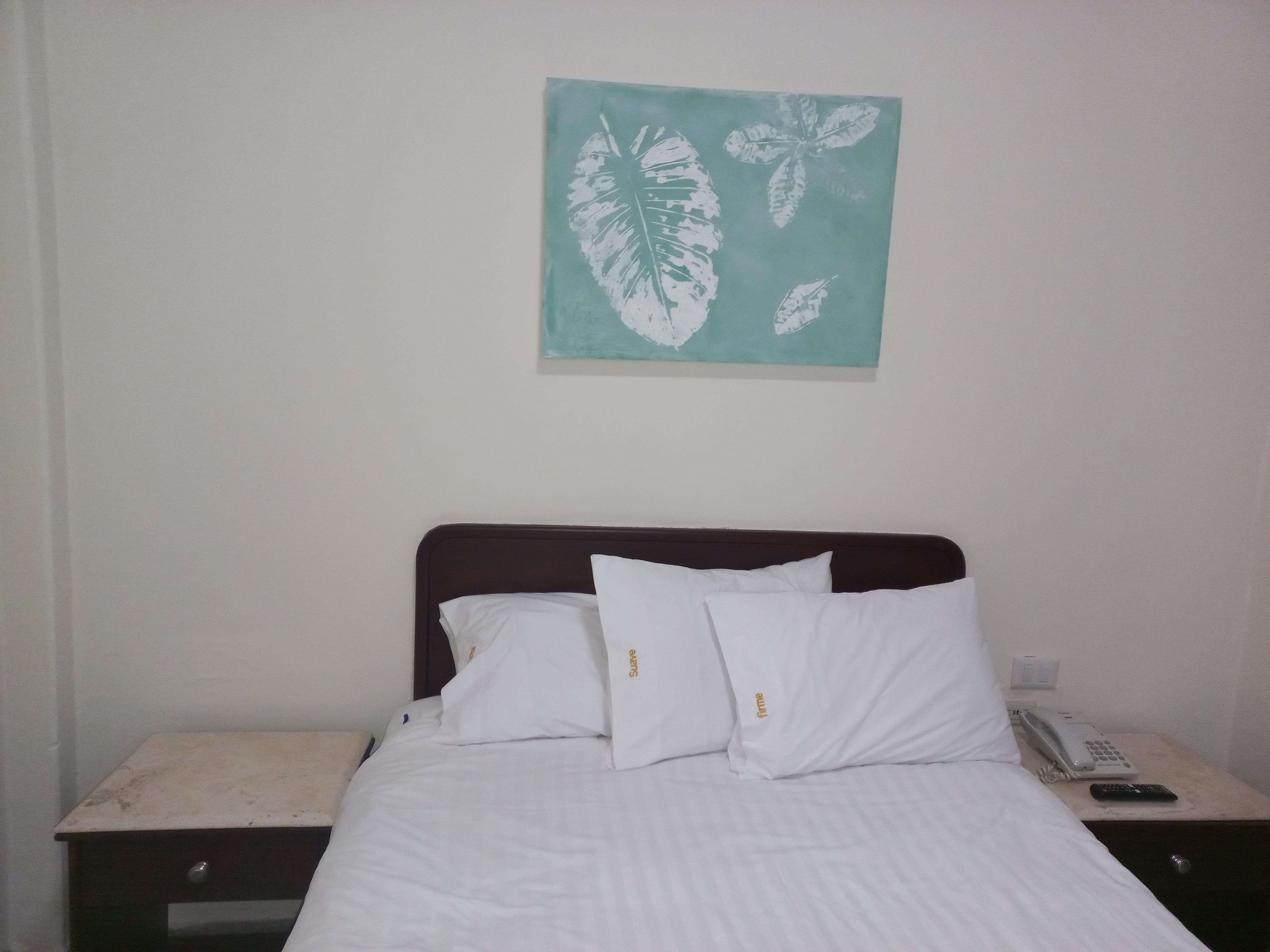 Muy cómoda cama y almohadas