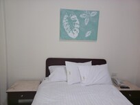 Muy cómoda cama y almohadas