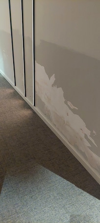 Couloir peinture abîmée