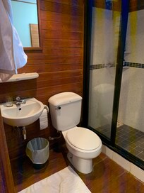 La salle d’eau avec un lave mains pour lavabo + eau froide