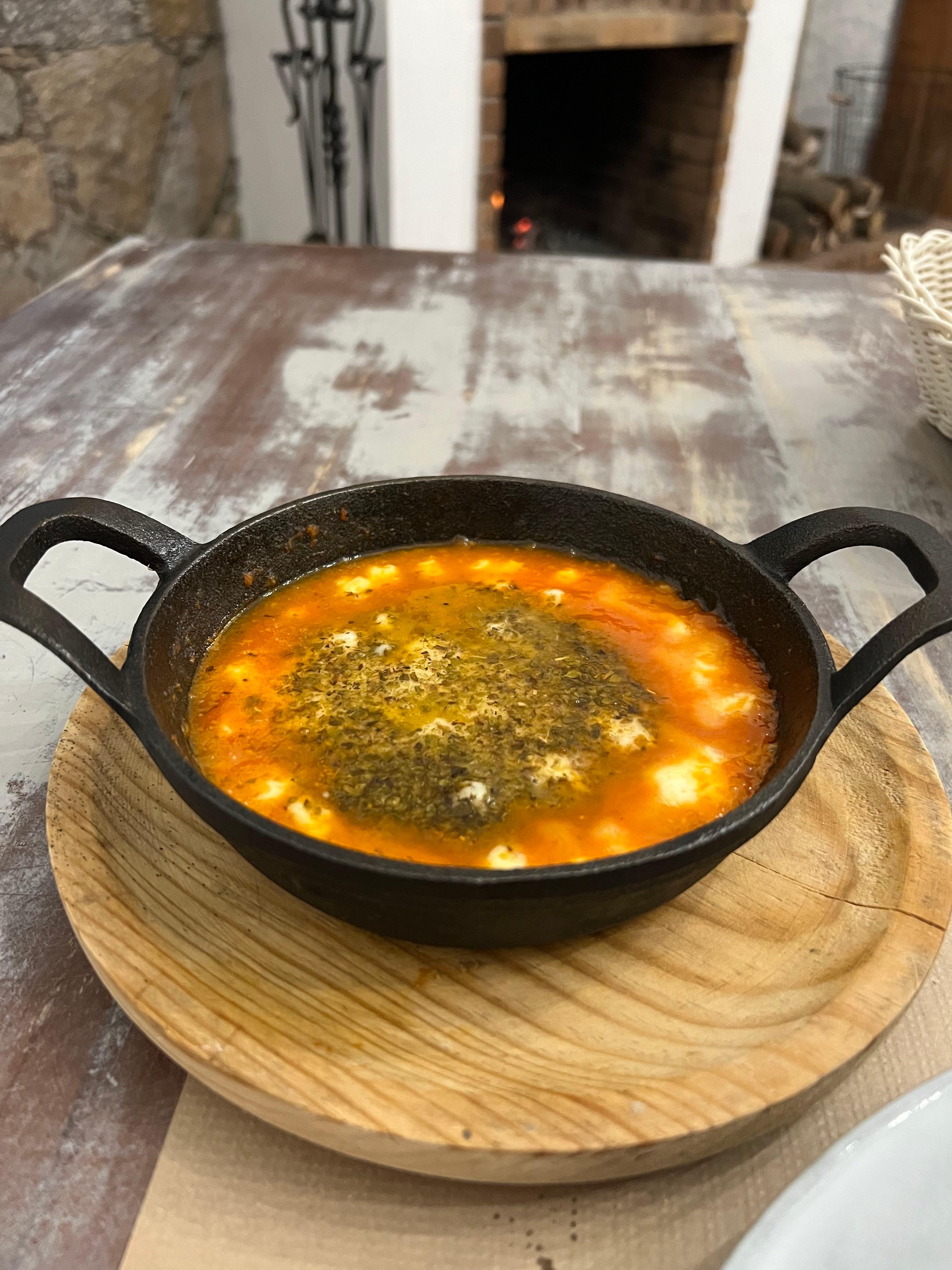 Ostfondue med tomat och oregano