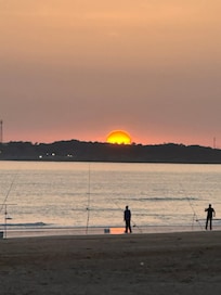 Solnedgång vid restaurang Feduchy vid beachen.