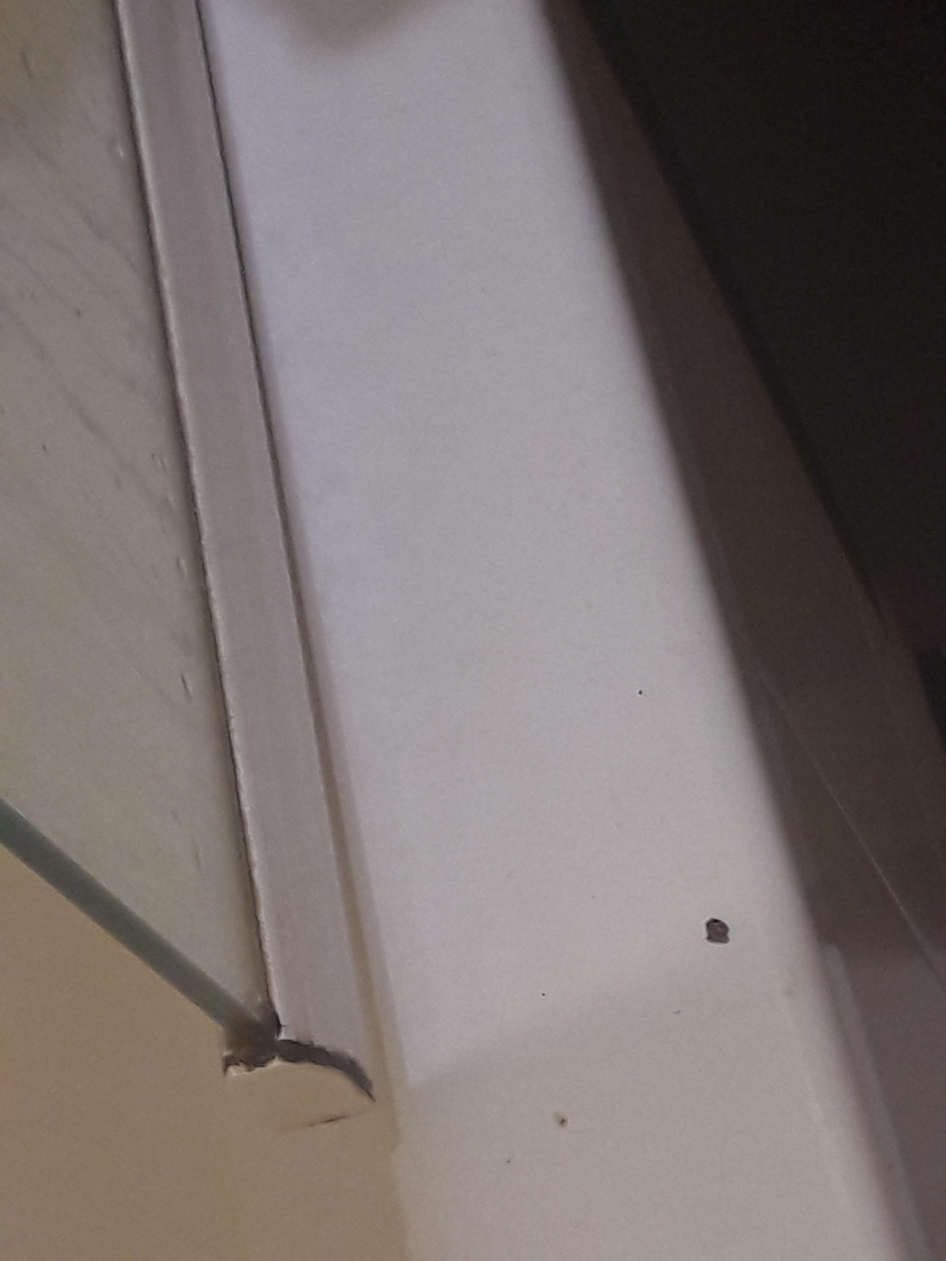 Saleté encrassée en déplaçant la vitre de la baignoire