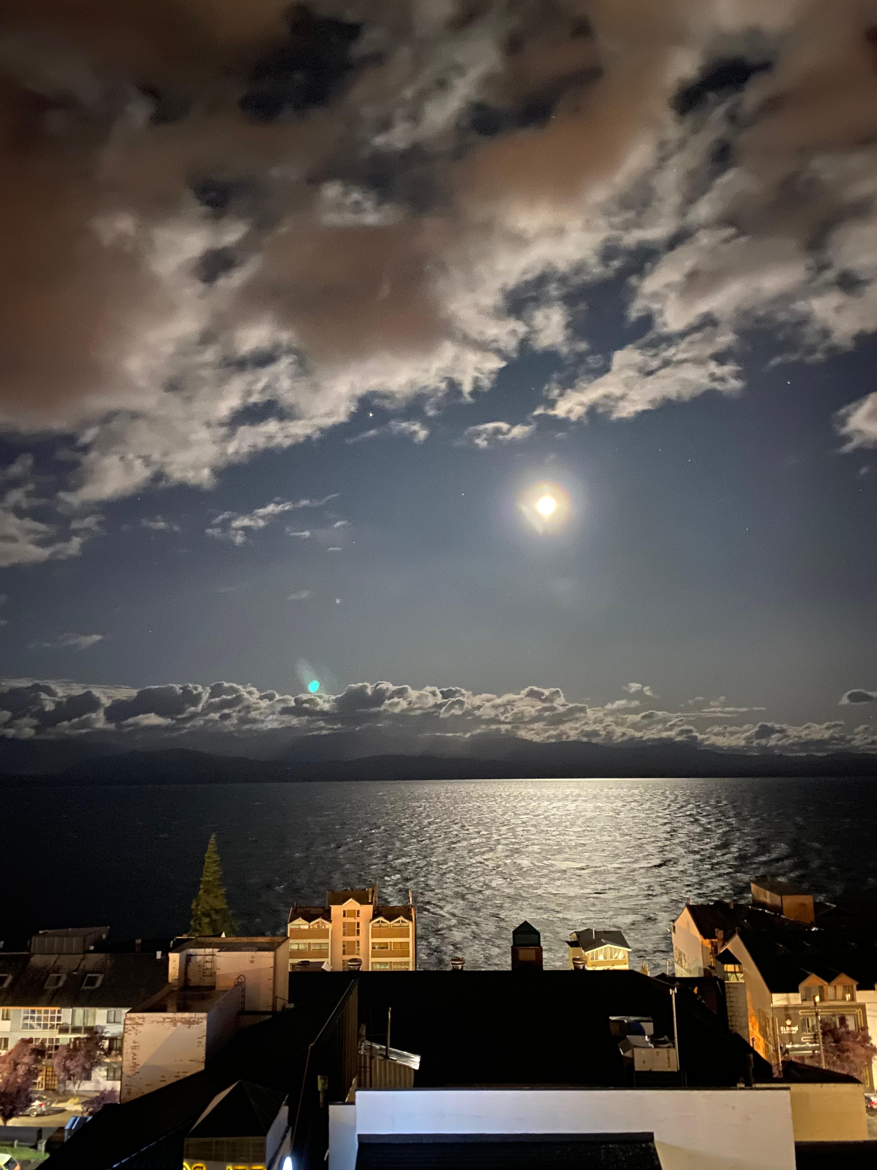 Vista do quarto para o lago à noite